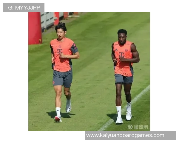 阿方索戴维斯与伊藤洋辉亮相拜仁今日训练场景